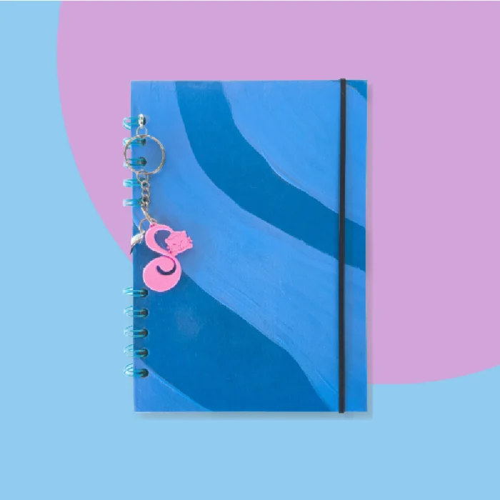 cuaderno pintado a mano azul